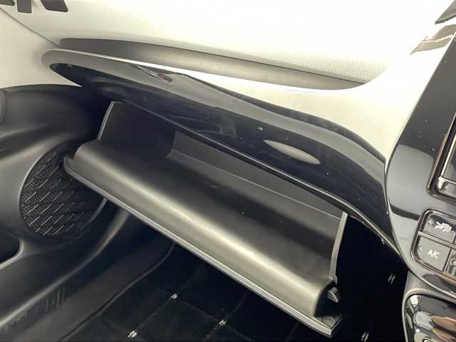 トヨタ プリウス A プレミアム　ツーリングセレ 鹿児島県 2019(令1)年 2.1万km ホワイトパールクリスタルシャイン Toyota Safety Sense/TRDエアロ(F/S/R)/純正9型ナビ/Bluetooth DVD再生可/フルセグTV/TVキャンセラー/バックカメラ/白革シート/・前席シートヒーター /・前席エアシート/運転席パワーシート/レーダークルーズコントロール/ブラインドスポットモニター/ビルトインETC/前後コーナーセンサー/純正前方ドライブレコーダー/社外17インチアルミホイール/LEDヘッドライト/フォグライト /オートライトコントロール/社外フロアマット/スマートキー/エンジンプッシュスタート