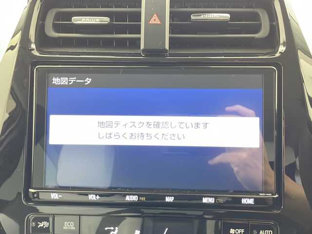 トヨタ プリウス A プレミアム　ツーリングセレ 鹿児島県 2019(令1)年 2.1万km ホワイトパールクリスタルシャイン Toyota Safety Sense/TRDエアロ(F/S/R)/純正9型ナビ/Bluetooth DVD再生可/フルセグTV/TVキャンセラー/バックカメラ/白革シート/・前席シートヒーター /・前席エアシート/運転席パワーシート/レーダークルーズコントロール/ブラインドスポットモニター/ビルトインETC/前後コーナーセンサー/純正前方ドライブレコーダー/社外17インチアルミホイール/LEDヘッドライト/フォグライト /オートライトコントロール/社外フロアマット/スマートキー/エンジンプッシュスタート