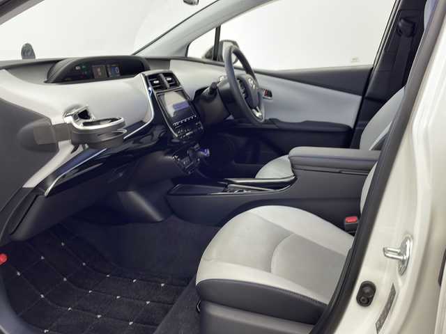 トヨタ プリウス A プレミアム　ツーリングセレ 鹿児島県 2019(令1)年 2.1万km ホワイトパールクリスタルシャイン Toyota Safety Sense/TRDエアロ(F/S/R)/純正9型ナビ/Bluetooth DVD再生可/フルセグTV/TVキャンセラー/バックカメラ/白革シート/・前席シートヒーター /・前席エアシート/運転席パワーシート/レーダークルーズコントロール/ブラインドスポットモニター/ビルトインETC/前後コーナーセンサー/純正前方ドライブレコーダー/社外17インチアルミホイール/LEDヘッドライト/フォグライト /オートライトコントロール/社外フロアマット/スマートキー/エンジンプッシュスタート