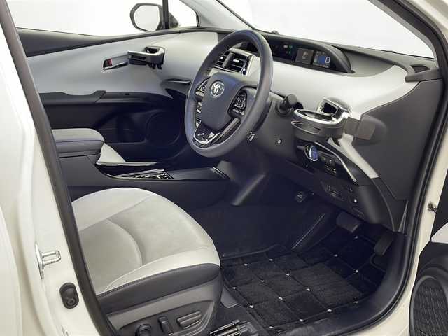 トヨタ プリウス A プレミアム　ツーリングセレ 鹿児島県 2019(令1)年 2.1万km ホワイトパールクリスタルシャイン Toyota Safety Sense/TRDエアロ(F/S/R)/純正9型ナビ/Bluetooth DVD再生可/フルセグTV/TVキャンセラー/バックカメラ/白革シート/・前席シートヒーター /・前席エアシート/運転席パワーシート/レーダークルーズコントロール/ブラインドスポットモニター/ビルトインETC/前後コーナーセンサー/純正前方ドライブレコーダー/社外17インチアルミホイール/LEDヘッドライト/フォグライト /オートライトコントロール/社外フロアマット/スマートキー/エンジンプッシュスタート