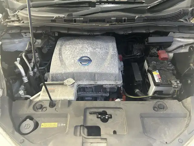 日産 リーフ X 福島県 2012(平24)年 6.5万km ブリリアントホワイトパール 登録時走行距離：64727km/純正SDナビ/ (フルセグTV/SD/BT/AM/FM)/バックカメラ/プッシュスタート/クルーズコントロール/ETC/ステアリングスイッチ/ステアリングヒーター/シートヒーター/ (全席)/純正フロアマット/革巻きステアリング/ドアバイザー/電動格納ミラー/ハロゲンヘッドライト/社外16インチAW/充電ケーブル/横滑り防止装置/スマートキー/取扱説明書