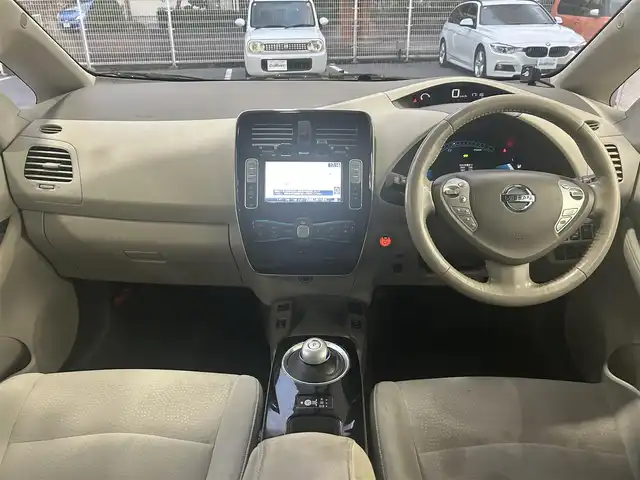 日産 リーフ X 福島県 2012(平24)年 6.5万km ブリリアントホワイトパール 登録時走行距離：64727km/純正SDナビ/ (フルセグTV/SD/BT/AM/FM)/バックカメラ/プッシュスタート/クルーズコントロール/ETC/ステアリングスイッチ/ステアリングヒーター/シートヒーター/ (全席)/純正フロアマット/革巻きステアリング/ドアバイザー/電動格納ミラー/ハロゲンヘッドライト/社外16インチAW/充電ケーブル/横滑り防止装置/スマートキー/取扱説明書