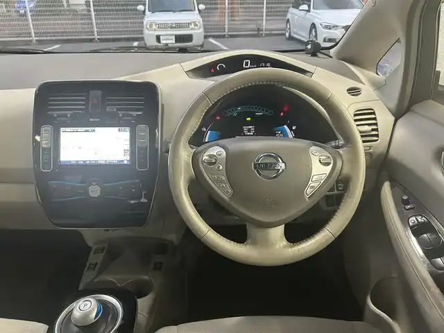 日産 リーフ X 福島県 2012(平24)年 6.5万km ブリリアントホワイトパール 登録時走行距離：64727km/純正SDナビ/ (フルセグTV/SD/BT/AM/FM)/バックカメラ/プッシュスタート/クルーズコントロール/ETC/ステアリングスイッチ/ステアリングヒーター/シートヒーター/ (全席)/純正フロアマット/革巻きステアリング/ドアバイザー/電動格納ミラー/ハロゲンヘッドライト/社外16インチAW/充電ケーブル/横滑り防止装置/スマートキー/取扱説明書