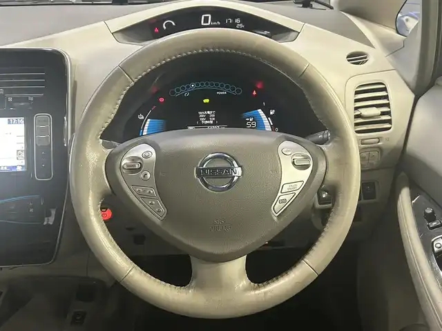 日産 リーフ X 福島県 2012(平24)年 6.5万km ブリリアントホワイトパール 登録時走行距離：64727km/純正SDナビ/ (フルセグTV/SD/BT/AM/FM)/バックカメラ/プッシュスタート/クルーズコントロール/ETC/ステアリングスイッチ/ステアリングヒーター/シートヒーター/ (全席)/純正フロアマット/革巻きステアリング/ドアバイザー/電動格納ミラー/ハロゲンヘッドライト/社外16インチAW/充電ケーブル/横滑り防止装置/スマートキー/取扱説明書