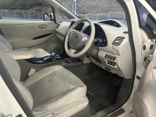 日産 リーフ X 福島県 2012(平24)年 6.5万km ブリリアントホワイトパール 登録時走行距離：64727km/純正SDナビ/ (フルセグTV/SD/BT/AM/FM)/バックカメラ/プッシュスタート/クルーズコントロール/ETC/ステアリングスイッチ/ステアリングヒーター/シートヒーター/ (全席)/純正フロアマット/革巻きステアリング/ドアバイザー/電動格納ミラー/ハロゲンヘッドライト/社外16インチAW/充電ケーブル/横滑り防止装置/スマートキー/取扱説明書