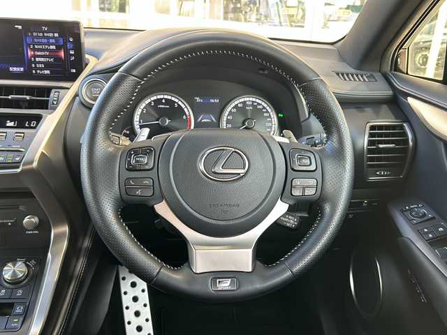 レクサス ＮＸ 300 Fスポーツ 静岡県 2020(令2)年 3.3万km グラファイトブラックガラスフレーク 純正ナビ/・AM/FM/・フルセグTV/・CD/DVD/・サウンドライブラリ/・Bluetooth/・SD/・AUX/・USB/・Miracast/主要装備/・ブラインドスポットモニター/・サンルーフ/・レザーシート/・運転席+助手席シートヒーター/・運転席+助手席ベンチレーション/・パワーバックドア/・アイドリングストップ/・オートホールド/・ステアリングヒーター/・車線逸脱警報/・プリクラッシュセーフティ/・電動チルト＆テレスコピックステアリング/・MTモード付AT
