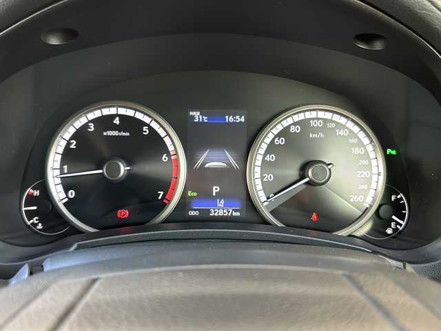 レクサス ＮＸ 300 Fスポーツ 静岡県 2020(令2)年 3.3万km グラファイトブラックガラスフレーク 純正ナビ/・AM/FM/・フルセグTV/・CD/DVD/・サウンドライブラリ/・Bluetooth/・SD/・AUX/・USB/・Miracast/主要装備/・ブラインドスポットモニター/・サンルーフ/・レザーシート/・運転席+助手席シートヒーター/・運転席+助手席ベンチレーション/・パワーバックドア/・アイドリングストップ/・オートホールド/・ステアリングヒーター/・車線逸脱警報/・プリクラッシュセーフティ/・電動チルト＆テレスコピックステアリング/・MTモード付AT