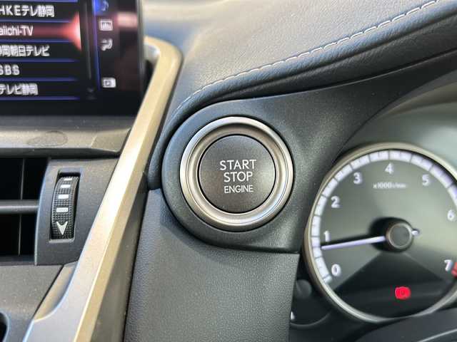 レクサス ＮＸ 300 Fスポーツ 静岡県 2020(令2)年 3.3万km グラファイトブラックガラスフレーク 純正ナビ/・AM/FM/・フルセグTV/・CD/DVD/・サウンドライブラリ/・Bluetooth/・SD/・AUX/・USB/・Miracast/主要装備/・ブラインドスポットモニター/・サンルーフ/・レザーシート/・運転席+助手席シートヒーター/・運転席+助手席ベンチレーション/・パワーバックドア/・アイドリングストップ/・オートホールド/・ステアリングヒーター/・車線逸脱警報/・プリクラッシュセーフティ/・電動チルト＆テレスコピックステアリング/・MTモード付AT