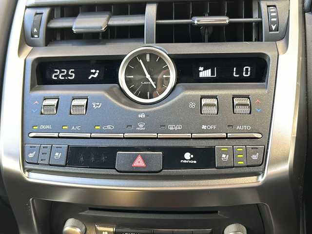 レクサス ＮＸ 300 Fスポーツ 静岡県 2020(令2)年 3.3万km グラファイトブラックガラスフレーク 純正ナビ/・AM/FM/・フルセグTV/・CD/DVD/・サウンドライブラリ/・Bluetooth/・SD/・AUX/・USB/・Miracast/主要装備/・ブラインドスポットモニター/・サンルーフ/・レザーシート/・運転席+助手席シートヒーター/・運転席+助手席ベンチレーション/・パワーバックドア/・アイドリングストップ/・オートホールド/・ステアリングヒーター/・車線逸脱警報/・プリクラッシュセーフティ/・電動チルト＆テレスコピックステアリング/・MTモード付AT