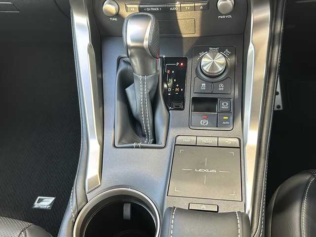 レクサス ＮＸ 300 Fスポーツ 静岡県 2020(令2)年 3.3万km グラファイトブラックガラスフレーク 純正ナビ/・AM/FM/・フルセグTV/・CD/DVD/・サウンドライブラリ/・Bluetooth/・SD/・AUX/・USB/・Miracast/主要装備/・ブラインドスポットモニター/・サンルーフ/・レザーシート/・運転席+助手席シートヒーター/・運転席+助手席ベンチレーション/・パワーバックドア/・アイドリングストップ/・オートホールド/・ステアリングヒーター/・車線逸脱警報/・プリクラッシュセーフティ/・電動チルト＆テレスコピックステアリング/・MTモード付AT