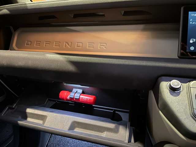 ランドローバー ランドローバー ディフェンダー 110SE 愛知県 2022(令4)年 1.9万km 青／白 MERIDIANサウンド/サンルーフ/黒革シート/シートヒーター/パワーシート/スマートキー/純正ナビ/Bluetooth/カープレイ/全方位カメラ/エアサス/ACC/LKA/BSM/純正20インチAW/保証書/スペアキー/タスマンブルー