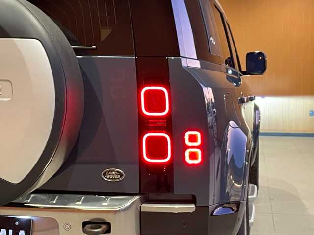 ランドローバー ランドローバー ディフェンダー 110SE 愛知県 2022(令4)年 1.9万km 青／白 MERIDIANサウンド/サンルーフ/黒革シート/シートヒーター/パワーシート/スマートキー/純正ナビ/Bluetooth/カープレイ/全方位カメラ/エアサス/ACC/LKA/BSM/純正20インチAW/保証書/スペアキー/タスマンブルー