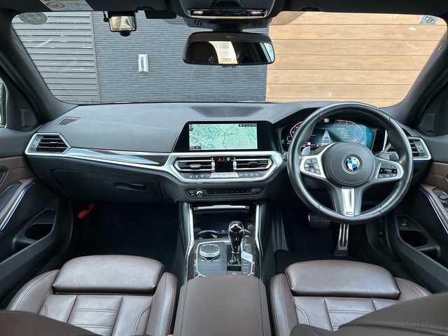 ＢＭＷ ３２０ｉ Mスポーツ 宮崎県 2022(令4)年 2.6万km サファイアブラックP 純正HDDナビ/・Bluetooth/・AM/・FM/・USB端子/バックカメラ/・前後コーナーセンサー/ドライブレコーダー/パーキングアシスト/ブラウンレザーシート/・DN席シートヒーター/・DN席パワーシート/アダプティブクルーズコントロール/・レーンキープアシスト/ブラインドスポットモニター/アンビエントライト/LEDライト/・オートライト/・オートマチックハイビーム/ハイラインパッケージ/ワイヤレス充電/ETC/プッシュスタート/スマートキー/電動リアゲート/純正18インチアルミホイール