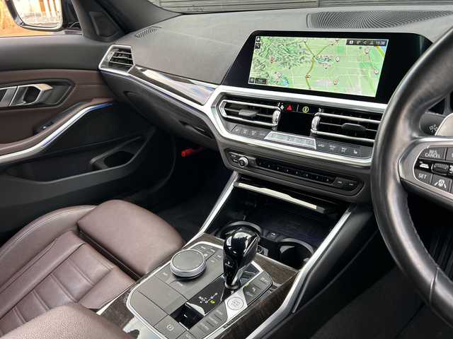 ＢＭＷ ３２０ｉ Mスポーツ 宮崎県 2022(令4)年 2.6万km サファイアブラックP 純正HDDナビ/・Bluetooth/・AM/・FM/・USB端子/バックカメラ/・前後コーナーセンサー/ドライブレコーダー/パーキングアシスト/ブラウンレザーシート/・DN席シートヒーター/・DN席パワーシート/アダプティブクルーズコントロール/・レーンキープアシスト/ブラインドスポットモニター/アンビエントライト/LEDライト/・オートライト/・オートマチックハイビーム/ハイラインパッケージ/ワイヤレス充電/ETC/プッシュスタート/スマートキー/電動リアゲート/純正18インチアルミホイール