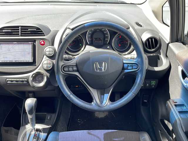 ホンダ フィット XH ファインスタイル 三重県 2013(平25)年 4.6万km ポリッシュドメタルメタリック 社外ナビ/バックカメラ/ビルトインETC/革巻きステアリング/前方ドライブレコーダー/クルーズコントロール/スペアキー/オートライト/純正フロアマット/フルセグ/電動格納ミラー/禁煙車