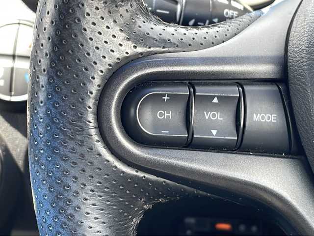 ホンダ フィット XH ファインスタイル 三重県 2013(平25)年 4.6万km ポリッシュドメタルメタリック 社外ナビ/バックカメラ/ビルトインETC/革巻きステアリング/前方ドライブレコーダー/クルーズコントロール/スペアキー/オートライト/純正フロアマット/フルセグ/電動格納ミラー/禁煙車