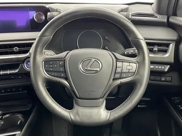 レクサス ＵＸ 250h バージョンL 新潟県 2020(令2)年 3.5万km グラファイトブラックガラスフレーク メーカーナビ/(CD.DVD.SD.フルセグ.Bluetooth.Miracast)/パノラミックビューモニター/レクサスセーフティ/レーダークルーズコントロール/レーンキープアシスト/ブラインドスポットモニター/オートマチックハイビーム/革巻きステアリング/ステアリングリモコン/三眼LEDオートライト/フォグランプ/コーナーセンサー/ナビ連動ドライブレコーダー/前席シートヒーター.ベンチレーション/運転席シートメモリー/ビルトインETC2.0/ステアリングヒーター/プッシュスタート/スマートキー×2/カードキー
