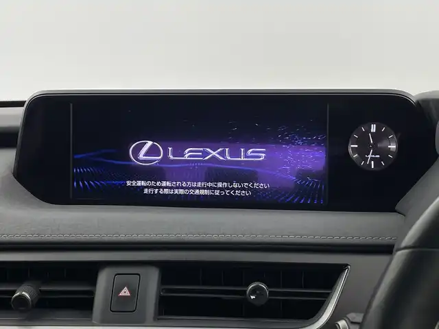 レクサス ＵＸ 250h バージョンL 新潟県 2020(令2)年 3.5万km グラファイトブラックガラスフレーク メーカーナビ/(CD.DVD.SD.フルセグ.Bluetooth.Miracast)/パノラミックビューモニター/レクサスセーフティ/レーダークルーズコントロール/レーンキープアシスト/ブラインドスポットモニター/オートマチックハイビーム/革巻きステアリング/ステアリングリモコン/三眼LEDオートライト/フォグランプ/コーナーセンサー/ナビ連動ドライブレコーダー/前席シートヒーター.ベンチレーション/運転席シートメモリー/ビルトインETC2.0/ステアリングヒーター/プッシュスタート/スマートキー×2/カードキー