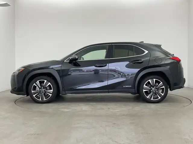 レクサス ＵＸ 250h バージョンL 新潟県 2020(令2)年 3.5万km グラファイトブラックガラスフレーク メーカーナビ/(CD.DVD.SD.フルセグ.Bluetooth.Miracast)/パノラミックビューモニター/レクサスセーフティ/レーダークルーズコントロール/レーンキープアシスト/ブラインドスポットモニター/オートマチックハイビーム/革巻きステアリング/ステアリングリモコン/三眼LEDオートライト/フォグランプ/コーナーセンサー/ナビ連動ドライブレコーダー/前席シートヒーター.ベンチレーション/運転席シートメモリー/ビルトインETC2.0/ステアリングヒーター/プッシュスタート/スマートキー×2/カードキー