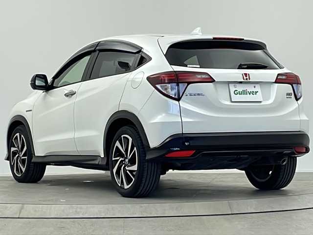 ホンダ ヴェゼル ハイブリッド RS ホンダセンシング 大阪府 2017(平29)年 3.2万km ホワイトオーキッドパール ワンオーナー/純正8インチプレミアムインターナビ/【フルセグTV/AM/FM/CD/DVD/USB/BT/HDMI】/バックカメラ/ビルトインETC/前方ドライブレコーダー/Honda SENSING/・衝突軽減ブレーキ 〈CMBS〉/・歩行者事故低減ステアリング/・ACC 〈アダプティブ・クルーズ・コントロール〉/・LKAS 〈車線維持支援システム〉/・路外逸脱抑制機能/・誤発進抑制機能/・先行車発進お知らせ機能/・標識認識機能/コンフォートビューパッケージ/・親水/ヒーテッドドアミラー/・フロントドア撥水ガラス/・熱線入りフロントウインドウ/シートヒーター(D/N席)/ハーフレザー/純正フロアマット/純正AW/スマートキー/スペアキー/取扱説明書/保証書