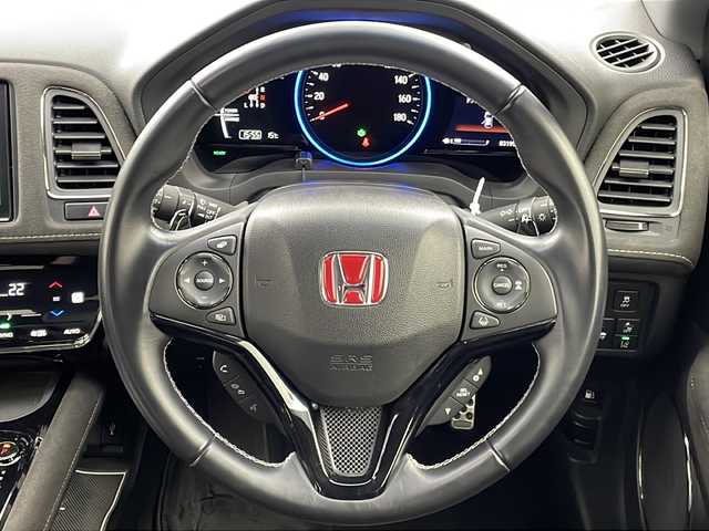 ホンダ ヴェゼル ハイブリッド RS ホンダセンシング 大阪府 2017(平29)年 3.2万km ホワイトオーキッドパール ワンオーナー/純正8インチプレミアムインターナビ/【フルセグTV/AM/FM/CD/DVD/USB/BT/HDMI】/バックカメラ/ビルトインETC/前方ドライブレコーダー/Honda SENSING/・衝突軽減ブレーキ 〈CMBS〉/・歩行者事故低減ステアリング/・ACC 〈アダプティブ・クルーズ・コントロール〉/・LKAS 〈車線維持支援システム〉/・路外逸脱抑制機能/・誤発進抑制機能/・先行車発進お知らせ機能/・標識認識機能/コンフォートビューパッケージ/・親水/ヒーテッドドアミラー/・フロントドア撥水ガラス/・熱線入りフロントウインドウ/シートヒーター(D/N席)/ハーフレザー/純正フロアマット/純正AW/スマートキー/スペアキー/取扱説明書/保証書