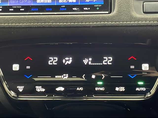 ホンダ ヴェゼル ハイブリッド RS ホンダセンシング 大阪府 2017(平29)年 3.2万km ホワイトオーキッドパール ワンオーナー/純正8インチプレミアムインターナビ/【フルセグTV/AM/FM/CD/DVD/USB/BT/HDMI】/バックカメラ/ビルトインETC/前方ドライブレコーダー/Honda SENSING/・衝突軽減ブレーキ 〈CMBS〉/・歩行者事故低減ステアリング/・ACC 〈アダプティブ・クルーズ・コントロール〉/・LKAS 〈車線維持支援システム〉/・路外逸脱抑制機能/・誤発進抑制機能/・先行車発進お知らせ機能/・標識認識機能/コンフォートビューパッケージ/・親水/ヒーテッドドアミラー/・フロントドア撥水ガラス/・熱線入りフロントウインドウ/シートヒーター(D/N席)/ハーフレザー/純正フロアマット/純正AW/スマートキー/スペアキー/取扱説明書/保証書