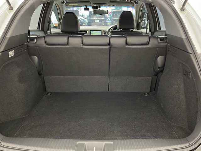 ホンダ ヴェゼル ハイブリッド RS ホンダセンシング 大阪府 2017(平29)年 3.2万km ホワイトオーキッドパール ワンオーナー/純正8インチプレミアムインターナビ/【フルセグTV/AM/FM/CD/DVD/USB/BT/HDMI】/バックカメラ/ビルトインETC/前方ドライブレコーダー/Honda SENSING/・衝突軽減ブレーキ 〈CMBS〉/・歩行者事故低減ステアリング/・ACC 〈アダプティブ・クルーズ・コントロール〉/・LKAS 〈車線維持支援システム〉/・路外逸脱抑制機能/・誤発進抑制機能/・先行車発進お知らせ機能/・標識認識機能/コンフォートビューパッケージ/・親水/ヒーテッドドアミラー/・フロントドア撥水ガラス/・熱線入りフロントウインドウ/シートヒーター(D/N席)/ハーフレザー/純正フロアマット/純正AW/スマートキー/スペアキー/取扱説明書/保証書