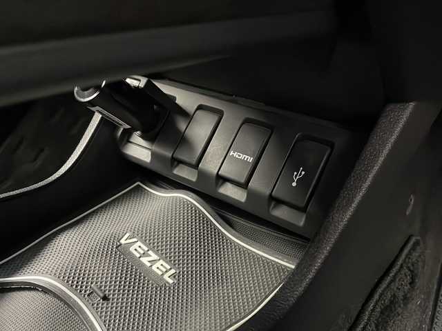 ホンダ ヴェゼル ハイブリッド RS ホンダセンシング 大阪府 2017(平29)年 3.2万km ホワイトオーキッドパール ワンオーナー/純正8インチプレミアムインターナビ/【フルセグTV/AM/FM/CD/DVD/USB/BT/HDMI】/バックカメラ/ビルトインETC/前方ドライブレコーダー/Honda SENSING/・衝突軽減ブレーキ 〈CMBS〉/・歩行者事故低減ステアリング/・ACC 〈アダプティブ・クルーズ・コントロール〉/・LKAS 〈車線維持支援システム〉/・路外逸脱抑制機能/・誤発進抑制機能/・先行車発進お知らせ機能/・標識認識機能/コンフォートビューパッケージ/・親水/ヒーテッドドアミラー/・フロントドア撥水ガラス/・熱線入りフロントウインドウ/シートヒーター(D/N席)/ハーフレザー/純正フロアマット/純正AW/スマートキー/スペアキー/取扱説明書/保証書