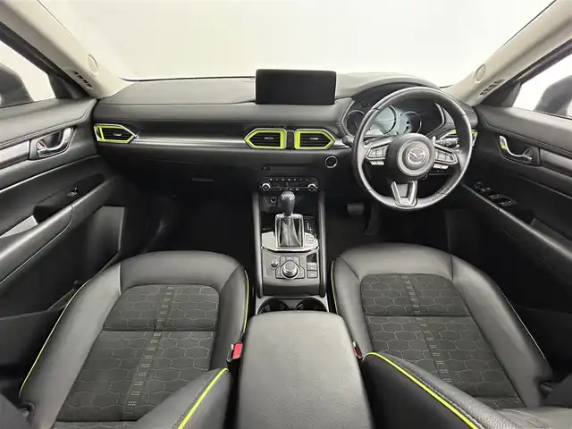 マツダ ＣＸ－５ XD フィールドジャーニー 道央・札幌 2022(令4)年 2万km ジルコンサンドメタリック ・4WD/・ドライビングポジションサポートパッケージ（OP）/　リバース連動ミラー/　運転席＆助手席シートヒーター/　運転席パワーシート＆メモリーシート/　ステアリングヒーター/・i-ACTIVSENSE/　アドバンストスマートシティブレーキサポート（前進時）/　スマートキシティブレーキサポート（後退時）/　レーダークルーズコントロール/　アダプティブLEDヘッドライト/　レーンキープアシストシステム/　車線逸脱警報システム/　ブラインドスポットモニタリング/　ドライバーアテンションアラート/　交通標識認識システム/・横滑り防止装置/・オートブレーキホールド/・ヘッドアップディスプレイ/・純正SDナビ/　スマートフォン連携/BT/USB/・ステアリングスイッチ/・３６０°ビュー・モニター/・ETC/・パワーバックドア/・オートマチックハイビーム/・オートライト/・LEDヘッドライト/・ドアミラーウィンカー/・オートリトラクタブルドアミラー/・ハーフレザーシート/・全席シートヒーター/・本革巻きステアリング/シフトノブ/・パドルシフト/・Mi-DRIVE/・純正17インチAW/・純正ラバーマット/・プッシュスタート/・スマートキーx2/・取/保