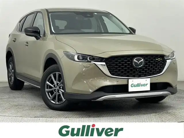 マツダ ＣＸ－５ XD フィールドジャーニー 道央・札幌 2022(令4)年 2万km ジルコンサンドメタリック ・4WD/・ドライビングポジションサポートパッケージ（OP）/　リバース連動ミラー/　運転席＆助手席シートヒーター/　運転席パワーシート＆メモリーシート/　ステアリングヒーター/・i-ACTIVSENSE/　アドバンストスマートシティブレーキサポート（前進時）/　スマートキシティブレーキサポート（後退時）/　レーダークルーズコントロール/　アダプティブLEDヘッドライト/　レーンキープアシストシステム/　車線逸脱警報システム/　ブラインドスポットモニタリング/　ドライバーアテンションアラート/　交通標識認識システム/・横滑り防止装置/・オートブレーキホールド/・ヘッドアップディスプレイ/・純正SDナビ/　スマートフォン連携/BT/USB/・ステアリングスイッチ/・３６０°ビュー・モニター/・ETC/・パワーバックドア/・オートマチックハイビーム/・オートライト/・LEDヘッドライト/・ドアミラーウィンカー/・オートリトラクタブルドアミラー/・ハーフレザーシート/・全席シートヒーター/・本革巻きステアリング/シフトノブ/・パドルシフト/・Mi-DRIVE/・純正17インチAW/・純正ラバーマット/・プッシュスタート/・スマートキーx2/・取/保