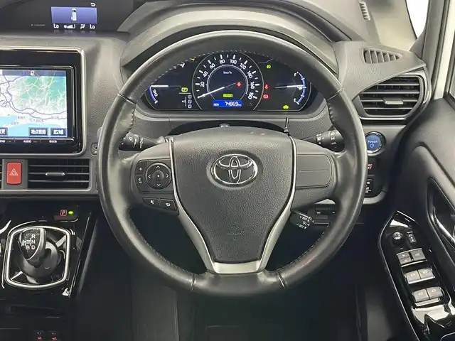 トヨタ ヴォクシー ハイブリッド V 愛知県 2018(平30)年 7.5万km ホワイトパールクリスタルシャイン 純正９型ナビ　フルセグＴＶ　Ｂｌｕｅｔｏｏｔｈ　シートヒーター　両側パワースライドドア　クルーズコントロール　セーフティセンス　衝突軽減　車線逸脱　ＬＥＤオートライト　ドラレコ　バックカメラ　禁煙車
