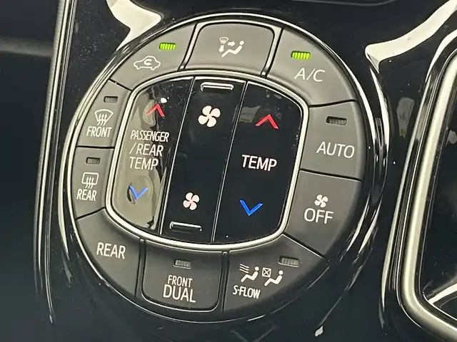 トヨタ ヴォクシー ハイブリッド V 愛知県 2018(平30)年 7.5万km ホワイトパールクリスタルシャイン 純正９型ナビ　フルセグＴＶ　Ｂｌｕｅｔｏｏｔｈ　シートヒーター　両側パワースライドドア　クルーズコントロール　セーフティセンス　衝突軽減　車線逸脱　ＬＥＤオートライト　ドラレコ　バックカメラ　禁煙車