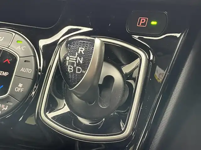 トヨタ ヴォクシー ハイブリッド V 愛知県 2018(平30)年 7.5万km ホワイトパールクリスタルシャイン 純正９型ナビ　フルセグＴＶ　Ｂｌｕｅｔｏｏｔｈ　シートヒーター　両側パワースライドドア　クルーズコントロール　セーフティセンス　衝突軽減　車線逸脱　ＬＥＤオートライト　ドラレコ　バックカメラ　禁煙車