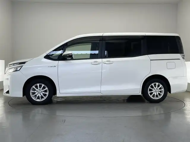 トヨタ ヴォクシー ハイブリッド V 愛知県 2018(平30)年 7.5万km ホワイトパールクリスタルシャイン 純正９型ナビ　フルセグＴＶ　Ｂｌｕｅｔｏｏｔｈ　シートヒーター　両側パワースライドドア　クルーズコントロール　セーフティセンス　衝突軽減　車線逸脱　ＬＥＤオートライト　ドラレコ　バックカメラ　禁煙車