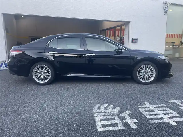 トヨタ カムリ G レザーパッケージ 神奈川県 2017(平29)年 3.6万km アティチュードブラックマイカ 純正メモリナビ/・DTV/CD/DVD/Bluetooth/ラジオ/バックカメラ/純正前方ドライブレコーダー/ヘッドアップディスプレイ/Toyota Safety Sense P/・プリクラッシュセーフティシステム/・レーンディパーチャーアラート/・オートマチックハイビーム/・レーダークルーズコントロール/ブラインドスポットモニター/リアクロストラフィックアラート/インテリジェントクリアランスソナー/ベージュ革シート/D/N席パワーシート/D/N席シートヒーター/ビルトインETC/USBソケット/AC100V電源(トランク側)/ドアバイザー/純正フロアマット/純正トランクマット/革巻きステアリング/革巻きシフトノブ/MTモード付AT/純正18インチアルミホイール/純正LEDヘッドライト/フォグランプ/スマートキー×2/取扱説明書/新車時保証書