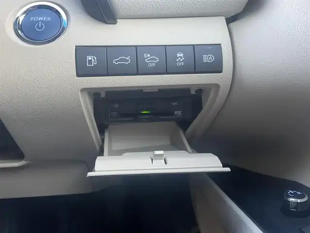 トヨタ カムリ G レザーパッケージ 神奈川県 2017(平29)年 3.6万km アティチュードブラックマイカ 純正メモリナビ/・DTV/CD/DVD/Bluetooth/ラジオ/バックカメラ/純正前方ドライブレコーダー/ヘッドアップディスプレイ/Toyota Safety Sense P/・プリクラッシュセーフティシステム/・レーンディパーチャーアラート/・オートマチックハイビーム/・レーダークルーズコントロール/ブラインドスポットモニター/リアクロストラフィックアラート/インテリジェントクリアランスソナー/ベージュ革シート/D/N席パワーシート/D/N席シートヒーター/ビルトインETC/USBソケット/AC100V電源(トランク側)/ドアバイザー/純正フロアマット/純正トランクマット/革巻きステアリング/革巻きシフトノブ/MTモード付AT/純正18インチアルミホイール/純正LEDヘッドライト/フォグランプ/スマートキー×2/取扱説明書/新車時保証書