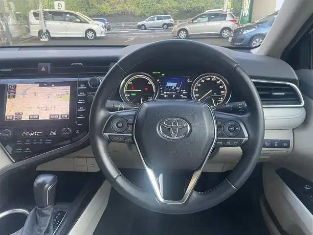 トヨタ カムリ G レザーパッケージ 神奈川県 2017(平29)年 3.6万km アティチュードブラックマイカ 純正メモリナビ/・DTV/CD/DVD/Bluetooth/ラジオ/バックカメラ/純正前方ドライブレコーダー/ヘッドアップディスプレイ/Toyota Safety Sense P/・プリクラッシュセーフティシステム/・レーンディパーチャーアラート/・オートマチックハイビーム/・レーダークルーズコントロール/ブラインドスポットモニター/リアクロストラフィックアラート/インテリジェントクリアランスソナー/ベージュ革シート/D/N席パワーシート/D/N席シートヒーター/ビルトインETC/USBソケット/AC100V電源(トランク側)/ドアバイザー/純正フロアマット/純正トランクマット/革巻きステアリング/革巻きシフトノブ/MTモード付AT/純正18インチアルミホイール/純正LEDヘッドライト/フォグランプ/スマートキー×2/取扱説明書/新車時保証書