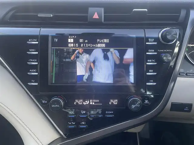 トヨタ カムリ G レザーパッケージ 神奈川県 2017(平29)年 3.6万km アティチュードブラックマイカ 純正メモリナビ/・DTV/CD/DVD/Bluetooth/ラジオ/バックカメラ/純正前方ドライブレコーダー/ヘッドアップディスプレイ/Toyota Safety Sense P/・プリクラッシュセーフティシステム/・レーンディパーチャーアラート/・オートマチックハイビーム/・レーダークルーズコントロール/ブラインドスポットモニター/リアクロストラフィックアラート/インテリジェントクリアランスソナー/ベージュ革シート/D/N席パワーシート/D/N席シートヒーター/ビルトインETC/USBソケット/AC100V電源(トランク側)/ドアバイザー/純正フロアマット/純正トランクマット/革巻きステアリング/革巻きシフトノブ/MTモード付AT/純正18インチアルミホイール/純正LEDヘッドライト/フォグランプ/スマートキー×2/取扱説明書/新車時保証書