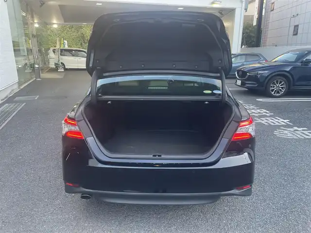 トヨタ カムリ G レザーパッケージ 神奈川県 2017(平29)年 3.6万km アティチュードブラックマイカ 純正メモリナビ/・DTV/CD/DVD/Bluetooth/ラジオ/バックカメラ/純正前方ドライブレコーダー/ヘッドアップディスプレイ/Toyota Safety Sense P/・プリクラッシュセーフティシステム/・レーンディパーチャーアラート/・オートマチックハイビーム/・レーダークルーズコントロール/ブラインドスポットモニター/リアクロストラフィックアラート/インテリジェントクリアランスソナー/ベージュ革シート/D/N席パワーシート/D/N席シートヒーター/ビルトインETC/USBソケット/AC100V電源(トランク側)/ドアバイザー/純正フロアマット/純正トランクマット/革巻きステアリング/革巻きシフトノブ/MTモード付AT/純正18インチアルミホイール/純正LEDヘッドライト/フォグランプ/スマートキー×2/取扱説明書/新車時保証書