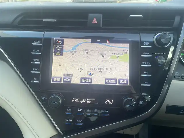 トヨタ カムリ G レザーパッケージ 神奈川県 2017(平29)年 3.6万km アティチュードブラックマイカ 純正メモリナビ/・DTV/CD/DVD/Bluetooth/ラジオ/バックカメラ/純正前方ドライブレコーダー/ヘッドアップディスプレイ/Toyota Safety Sense P/・プリクラッシュセーフティシステム/・レーンディパーチャーアラート/・オートマチックハイビーム/・レーダークルーズコントロール/ブラインドスポットモニター/リアクロストラフィックアラート/インテリジェントクリアランスソナー/ベージュ革シート/D/N席パワーシート/D/N席シートヒーター/ビルトインETC/USBソケット/AC100V電源(トランク側)/ドアバイザー/純正フロアマット/純正トランクマット/革巻きステアリング/革巻きシフトノブ/MTモード付AT/純正18インチアルミホイール/純正LEDヘッドライト/フォグランプ/スマートキー×2/取扱説明書/新車時保証書