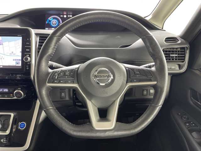 日産 セレナ e－パワー ハイウェイスター V 神奈川県 2018(平30)年 7.2万km ダイヤモンドブラック エマージェンシーブレーキ/オートマチックハイビーム/純正9型ナビ/Bluetooth/フルセグ/CD DVD/パーキングアシスト/フリップダウンモニター/ドライブレコーダー/ETC/横滑り防止装置/革ステアリング/ステアリングスイッチ/オートライト/クルーズコントロール/インテリジェントミラー/スペアキー/プッシュスタート/シートリフター/LEDヘッドライト/フォグランプ/コーナーセンサー/電動格納ミラー/ウィンカーミラー/純正フロアマット/純正アルミホイール/純正バイザー/社外アルミスタッドレス４本積込