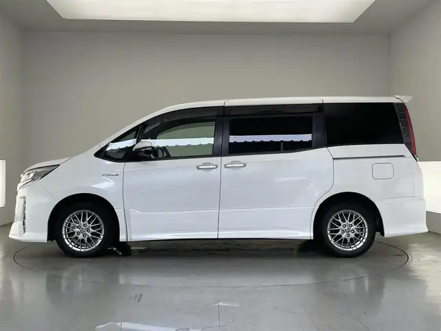 トヨタ ノア ハイブリッド Si ダブルバイビーⅡ 愛知県 2019(令1)年 7.8万km ホワイトパールクリスタルシャイン 純正１０型ナビ　フルセグＴＶ　Ｂｌｕｅｔｏｏｔｈ　HDMIポート　USB　純正後席モニター　バックカメラ　シートヒーター　ハーフレザー　両側パワースライドドア　前後ドラレコ　セーフティセンス　衝突軽減装置　クルコン　禁煙車