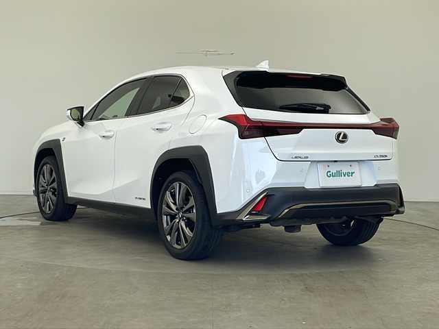 レクサス ＵＸ 250h Fスポーツ 秋田県 2019(平31)年 3.8万km ホワイトノーヴァガラスフレーク 4WD/純正ナビ（フルセグTV CD DVD BT USB AMFMチューナー）/バックカメラ/ビルトインETC2.0/衝突被害軽減システム/純正ドライブレコーダー前方/レーンキープアシスト/コーナーセンサー前後/クルーズコントロール/パドルシフト/ステアリングスイッチ/前席パワーシート/前席シートヒーター/ステアリングヒーター/プッシュスタート スマートキー/スペアキー1本/純正１８インチアルミホイール装着/LEDヘッドライト フォグランプ/レザーシート//純正フロアマット