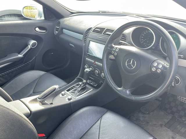メルセデス・ベンツ ＳＬＫ３５０ 岩手県 2005(平17)年 5.2万km イリジウムシルバー 社外SDナビ/AM/FM/CD/DVD/Bluetooth/フルセグTV/プレミアムサウンド(harman/kardon)/バックカメラ/ETC/クルーズコントロール/横滑り防止装置/パワーシート/シートヒーター/エアスカーフ/オートライト/HIDヘッドライト/フォグランプ/キーレスキー/電動格納ミラー/純正17インチAW/純正フロアマット/保証書/取扱説明書
