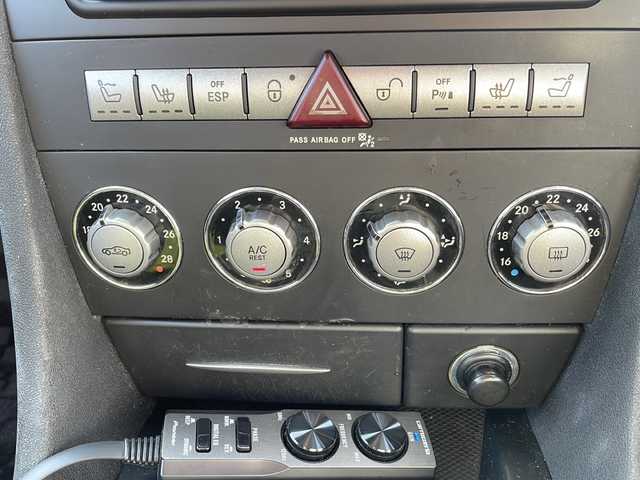 メルセデス・ベンツ ＳＬＫ３５０ 岩手県 2005(平17)年 5.2万km イリジウムシルバー 社外SDナビ/AM/FM/CD/DVD/Bluetooth/フルセグTV/プレミアムサウンド(harman/kardon)/バックカメラ/ETC/クルーズコントロール/横滑り防止装置/パワーシート/シートヒーター/エアスカーフ/オートライト/HIDヘッドライト/フォグランプ/キーレスキー/電動格納ミラー/純正17インチAW/純正フロアマット/保証書/取扱説明書