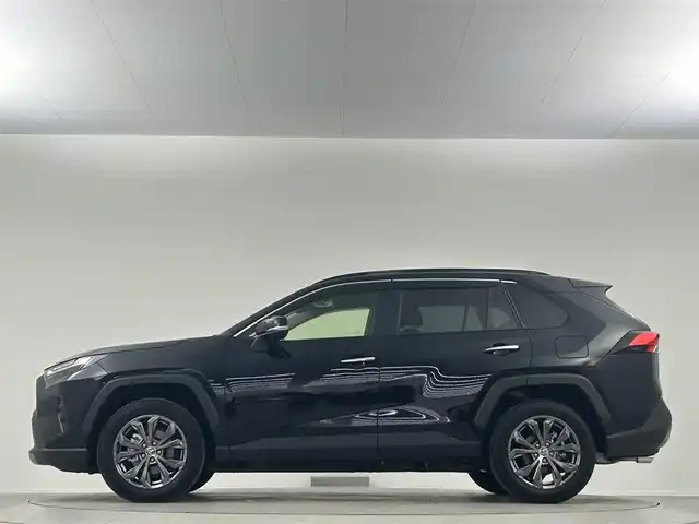トヨタ ＲＡＶ４ ハイブリッドG 埼玉県 2025(令7)年 0.2万km アティチュードブラックマイカ 純正１０．５インチディスプレイオーディオ　３６０°カメラ　シートベンチレーション　ステアリングヒーター　ＡＣ１００Ｖ　パワーバックドア　プリクラッシュセーフティ　レーントレーシングアシスト　ＥＴＣ2.0 前後クリアランスソナー リアクロストラフィックアラート パーキングサポートブレーキ ロードサインアシスト 先行車発進告知 オートクルーズコントロール　オートライト オートマチックハイビーム　ステアリングヒーター　前後ドライブレコーダー　パワーシート　ブラインドスポットモニター