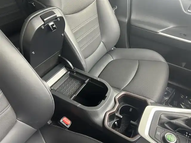 トヨタ ＲＡＶ４ ハイブリッドG 埼玉県 2025(令7)年 0.2万km アティチュードブラックマイカ 純正１０．５インチディスプレイオーディオ　３６０°カメラ　シートベンチレーション　ステアリングヒーター　ＡＣ１００Ｖ　パワーバックドア　プリクラッシュセーフティ　レーントレーシングアシスト　ＥＴＣ2.0 前後クリアランスソナー リアクロストラフィックアラート パーキングサポートブレーキ ロードサインアシスト 先行車発進告知 オートクルーズコントロール　オートライト オートマチックハイビーム　ステアリングヒーター　前後ドライブレコーダー　パワーシート　ブラインドスポットモニター
