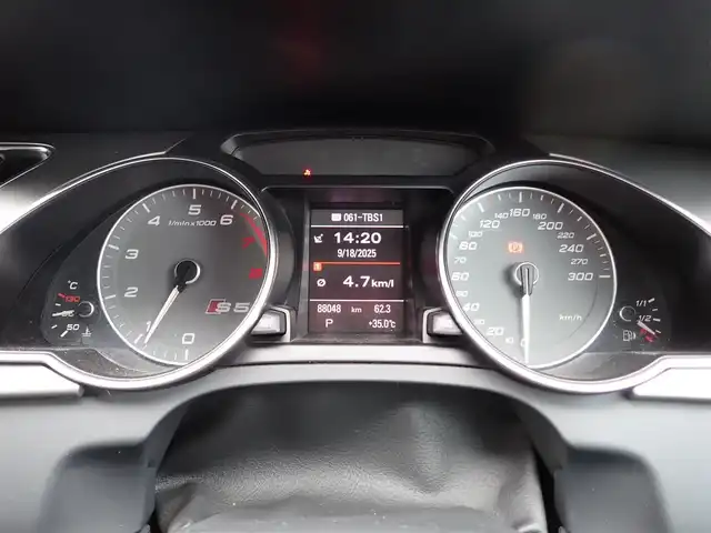 アウディ Ｓ５ スポーツバック 千葉県 2012(平24)年 8.8万km パール メーカーナビゲーション/バックカメラ/プッシュスタート/スマートキー/アイドリングストップ/コーナーセンサー/黒レザーシート/前席パワーシート/ビルトインETC/純正19インチAW/パドルシフト/ウィンカーミラー/フロアマット/取扱説明書/保証書
