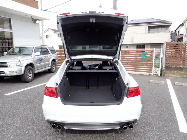 アウディ Ｓ５ スポーツバック 千葉県 2012(平24)年 8.8万km パール メーカーナビゲーション/バックカメラ/プッシュスタート/スマートキー/アイドリングストップ/コーナーセンサー/黒レザーシート/前席パワーシート/ビルトインETC/純正19インチAW/パドルシフト/ウィンカーミラー/フロアマット/取扱説明書/保証書