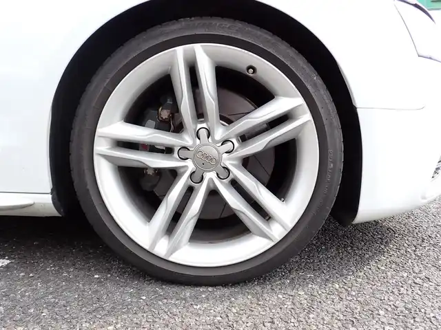 アウディ Ｓ５ スポーツバック 千葉県 2012(平24)年 8.8万km パール メーカーナビゲーション/バックカメラ/プッシュスタート/スマートキー/アイドリングストップ/コーナーセンサー/黒レザーシート/前席パワーシート/ビルトインETC/純正19インチAW/パドルシフト/ウィンカーミラー/フロアマット/取扱説明書/保証書